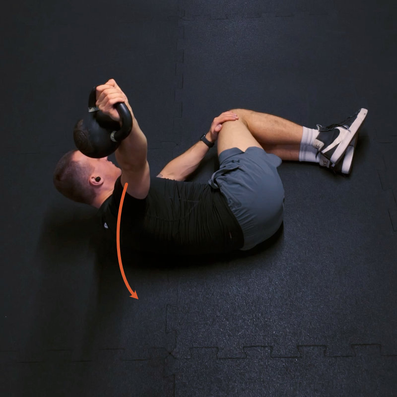 Kettlebell armbar (press) — leżenie na boku z kettlebelle'm uniesionym nad klatką, łokieć wyprostowany, zaznaczony ruch łopatki