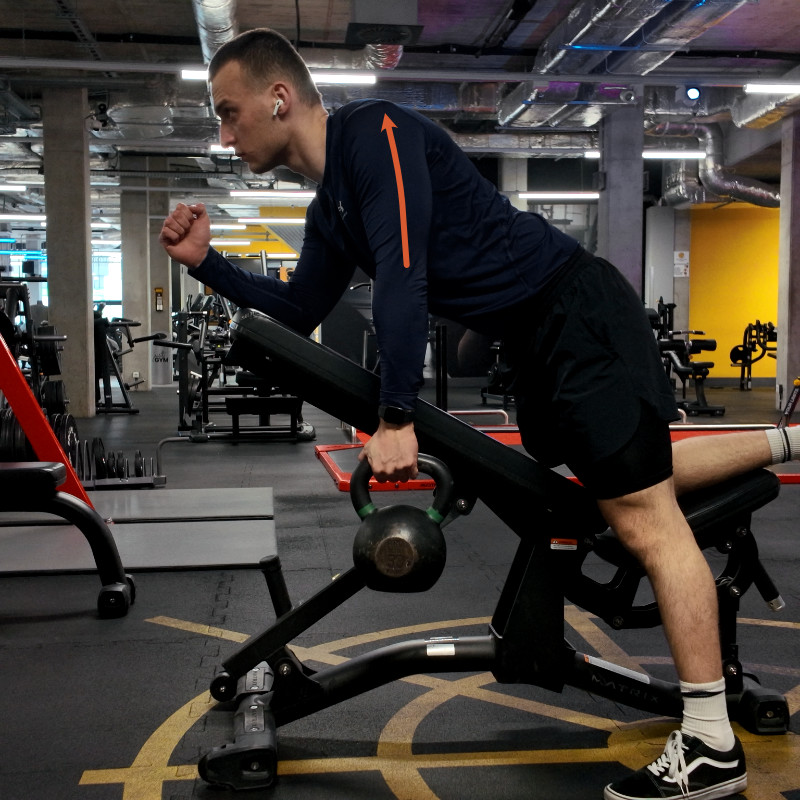 Wiosło do elewacji i retrakcji — faza uniesiania łopatki, kettlebell ciągnięty ku górze