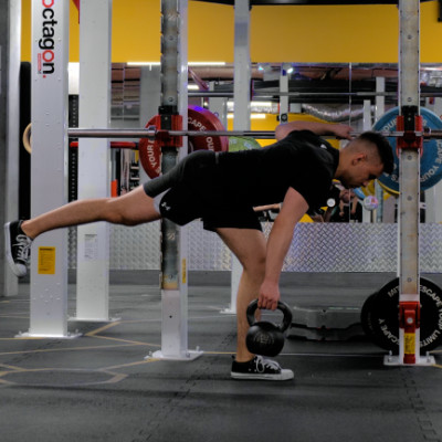 Jaskółka z kettlebell — pozycja końcowa: tułów równoległy do podłogi